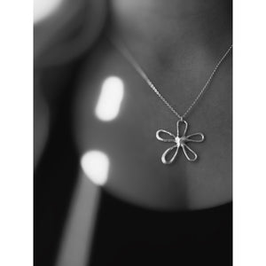 FLEUR NECKLACE