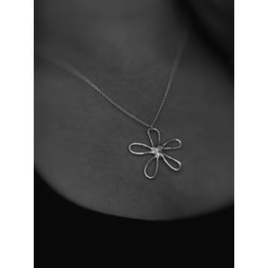 FLEUR NECKLACE