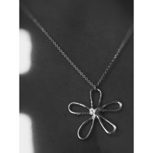 Ladda upp bild till gallerivisning, FLEUR NECKLACE